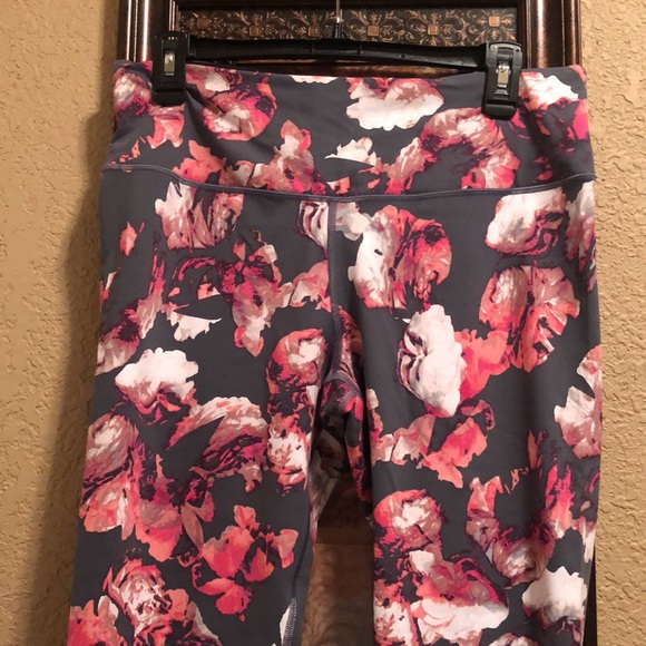 NWOT Victoria’s Secret Knockout Sports Workout Leggings. Large. Gray/Coral/White - Picture 2 of 12